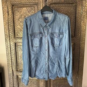 Guess nicely detailed denim look shirt